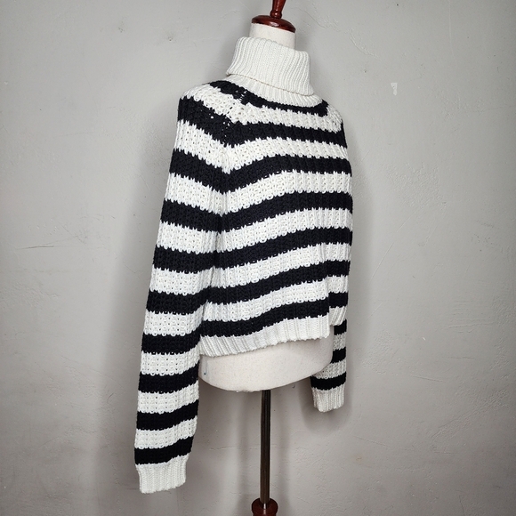 Forever 21 Striped Black and Cream Turtleneck Sweater Size Large - Picture 5 of 11